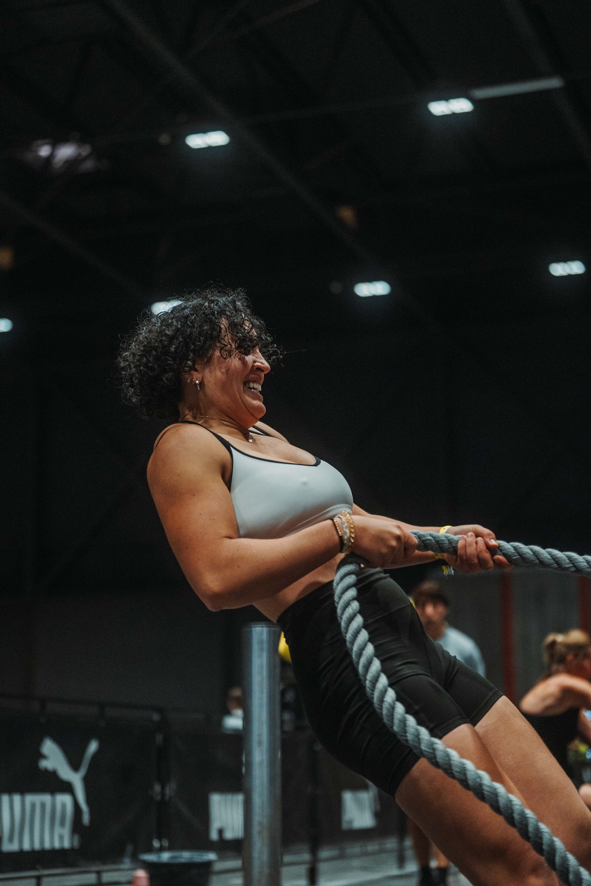 Ines tirant sur une corde lourde en compétition