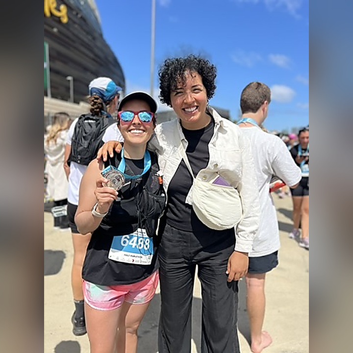 Ines aux côtés d'une cliente à l'arrivée de sa course, médaille au cou